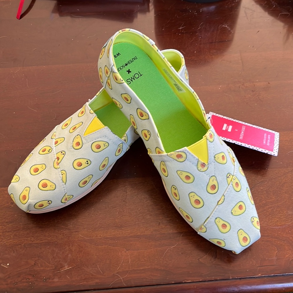 Nwt 9 wide women’s avocado Tom’s